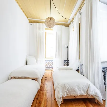 Apartment Yellow Tiles In Center Lissabon