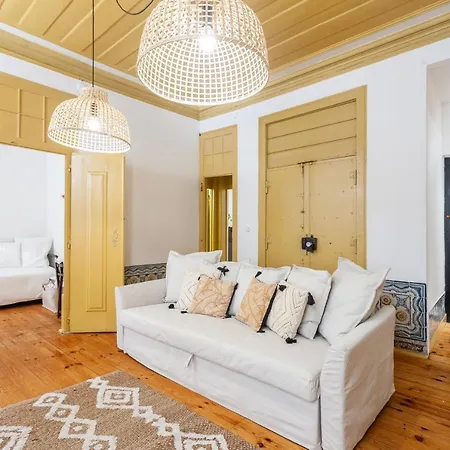 Apartment Yellow Tiles In Center Lissabon