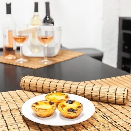 Yellow Tiles In Center Apartment Lissabon