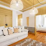 Yellow Tiles In Center 아파트