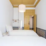 Yellow Tiles In Center 아파트 *