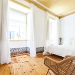 아파트 Yellow Tiles In Center