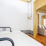 Yellow Tiles In Center 아파트 *