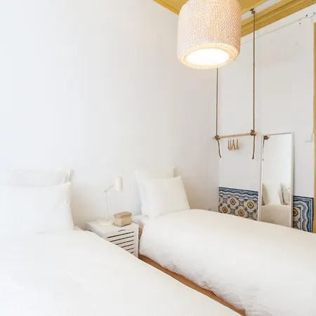 Apartment Yellow Tiles In Center Lisbon