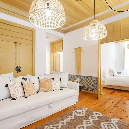 Yellow Tiles In Center شقة
