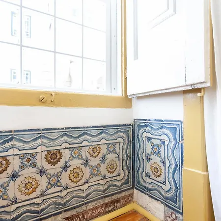 Apartment Yellow Tiles In Center Lisbon