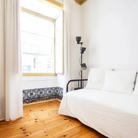 Apartment Yellow Tiles In Center *