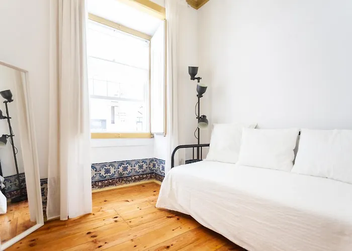 Apartman Yellow Tiles In Center *