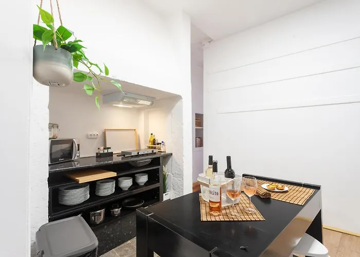Yellow Tiles In Center Apartman